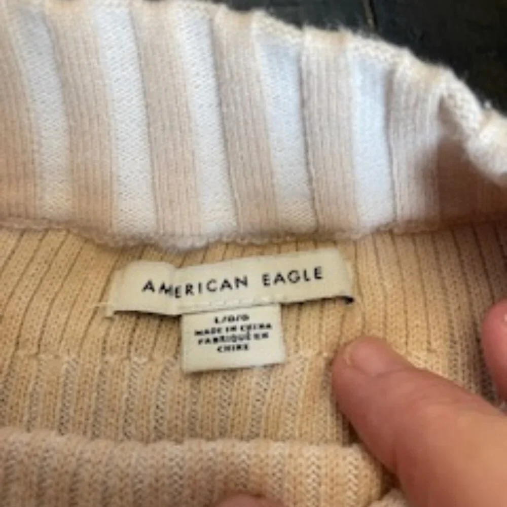 Cropped Turtle Neck. - Picture 2 of 3